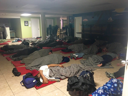 ישנים במקלטים בפלורידה (צילום: CNN)