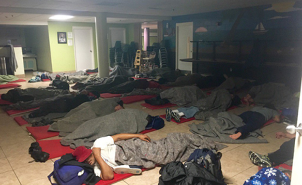 ישנים במקלטים בפלורידה (צילום: CNN)