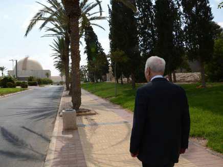 ביקורו האחרון של שמעון פרס בקריה למחקר גרעיני נגב (צילום: הוועדה לאנרגיה אטומית)