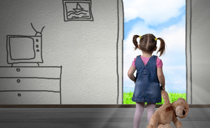ילדה מסתכלת דרך חלון של דירה מצוירת (אילוסטרציה: Shutterstock)