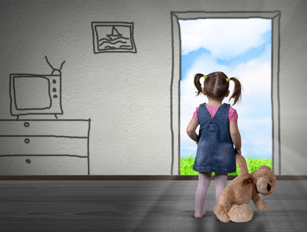 ילדה מסתכלת דרך חלון של דירה מצוירת (אילוסטרציה: Shutterstock)