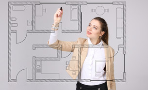 אדריכלית עובדת על תכנית של דירה (אילוסטרציה: Shutterstock)