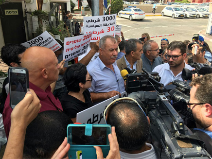 חברי הכנסת בהפגנה מחוץ למשרדי החקירות (צילום: חדשות 2)