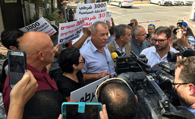חברי הכנסת בהפגנה מחוץ למשרדי החקירות (צילום: חדשות 2)