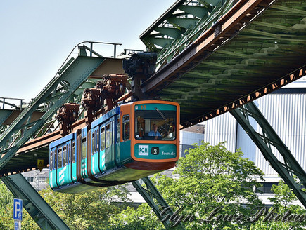 רכבת תלויה בעיר וופרטל, גרמניה (צילום: www.GlynLowe.com, flickr)