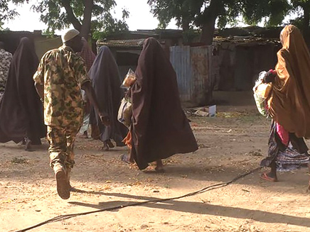 חיילים ניגרים מלווים את הנערות (צילום: CNN)