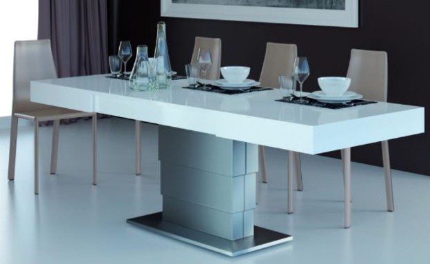 שולחן סלון שהופך לשולחן אוכל (צילום: TheMarker)