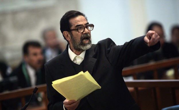 סדאם חוסיין במהלך משפטו (צילום: Pool, GettyImages IL)