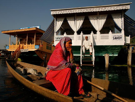 אישה מול בית הסירה שלה באגם דאל, קשמיר (צילום: Paula Bronstein, GettyImages IL)