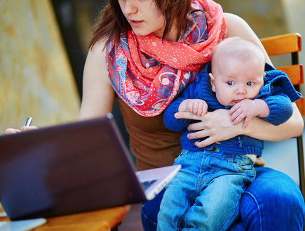 אמא עובדת (אילוסטרציה: Shutterstock)