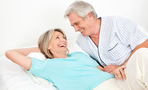 זוג מבוגרים במיטה (צילום: Shutterstock)