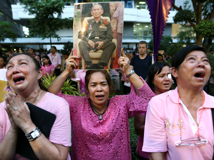 בתאילנד מבכים את לכתו של המלך (צילום: רויטרס)