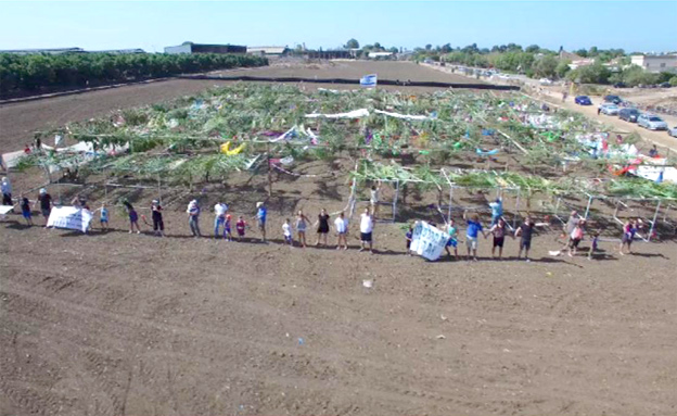 צפו: הסוכה הגדולה בעולם