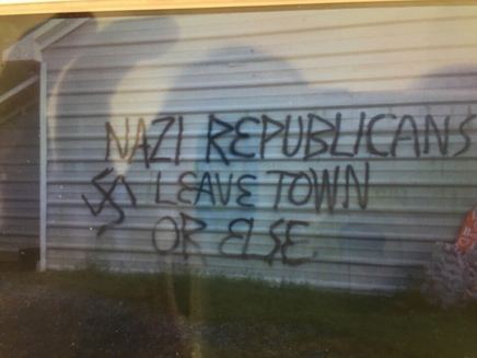 כתובות נאצה על המטה שהוצת (צילום: המטה הרפובליקני, צפון קרוליינה)