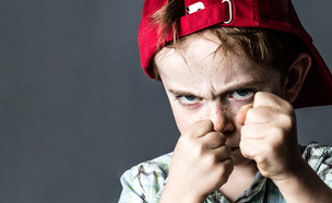 ילד מרביץ (צילום: Shutterstock)
