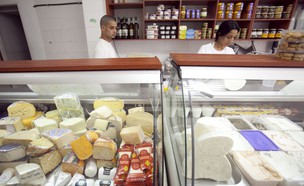 חנות גבינות בתל אביב (צילום: דודו בכר, TheMarker)