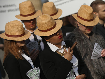 מפגינים חובשים כובעי פנמה במחאה על תגליות מסמכי פנמה בברלין (צילום: Sean Gallup, GettyImages IL)