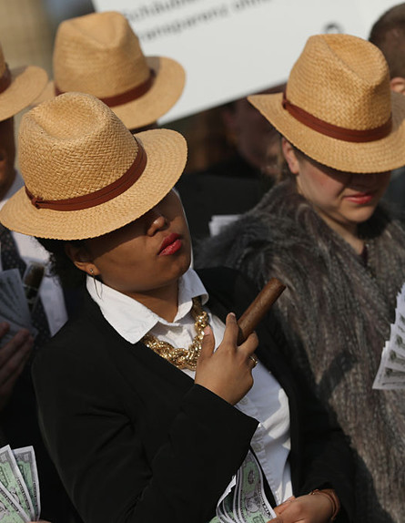 מפגינים חובשים כובעי פנמה במחאה על תגליות מסמכי פנמה בברלין (צילום: Sean Gallup, GettyImages IL)