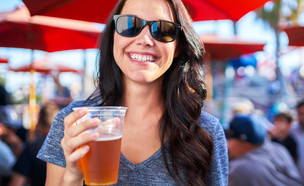 אישה שותה (צילום: Joshua Resnick, Shutterstock)