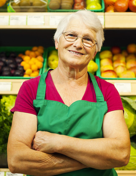 אישה מבוגרת עובדת בחנות ירקות (אילוסטרציה: Shutterstock)