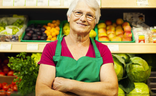 אישה מבוגרת עובדת בחנות ירקות (אילוסטרציה: Shutterstock)