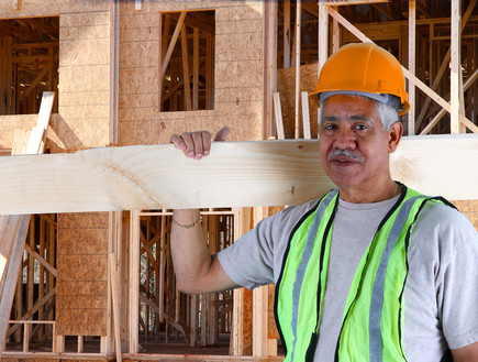 גבר מבוגר עובד באתר בנייה (אילוסטרציה: Shutterstock)