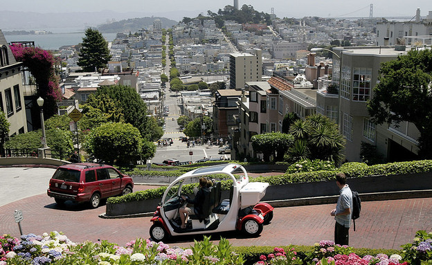 רכב חשמלי נוסע ברחובות סן פרנסיקו (צילום: David Paul Morris, GettyImages IL)