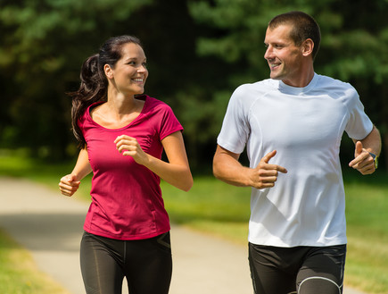 איש ואישה רצים (צילום: CandyBox Images, Shutterstock)