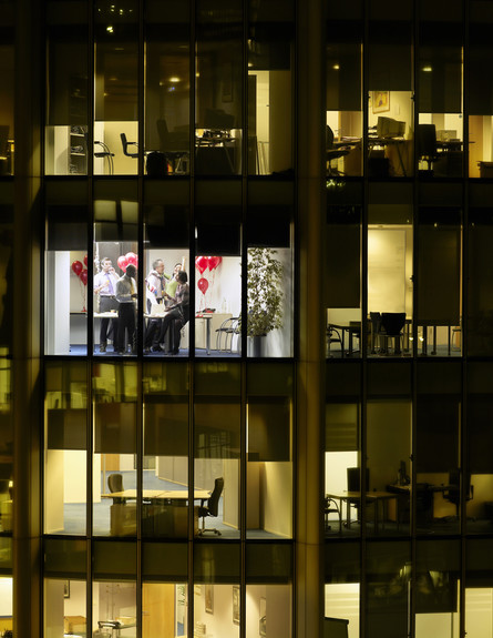 מסיבת משרד נראית דרך חלון בניין משרדים (צילום: sirtravelalot, Shutterstock)