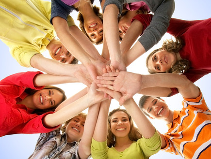 קבוצת צעירים אוחזת ידיים (צילום: Maksim Shmeljov, Shutterstock)