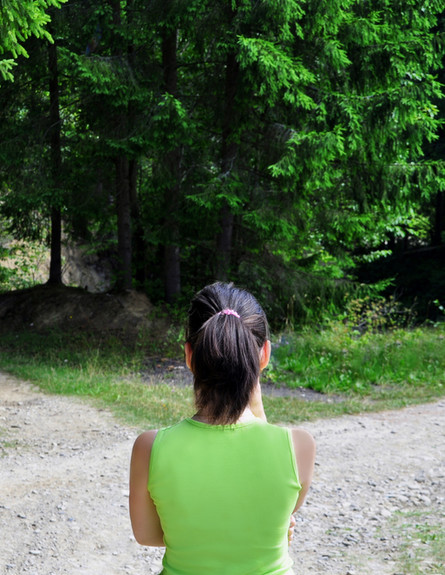 אישה עומדת בצומת דרכים (צילום: StanislavSukhin, Shutterstock)