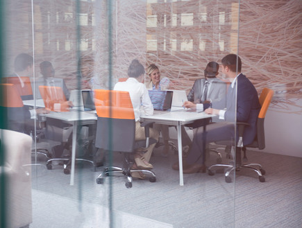 אנשי עסקים יושבים סביב שולחן (צילום: dotshock, Shutterstock)