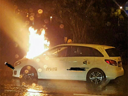 רכב עלה באש במהלך הלילה (צילום: דוברות המשטרה)