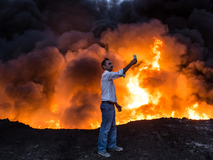 מגן אנושי במוסול (צילום: אימג'בנק/ AFP)