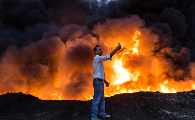 מגן אנושי במוסול (צילום: אימג'בנק/ AFP)