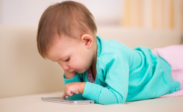 תינוק צופה בסמארטפון (צילום: ShutterStock)