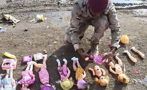 ארגון דאע"ש מסתיר מטענים מאולתרים בבובות (צילום: twitter)