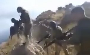 חיילים טורקים יורים בשבויות כורדיות (צילום: twitter)