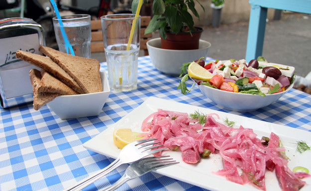 יום טוב ליבר סלט יווני (צילום: ג'רמי יפה, mako אוכל)