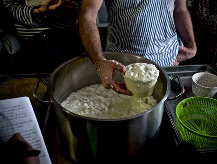 חלב מתגבש לגבינה (צילום: ג'ק מרטין, mako אוכל)