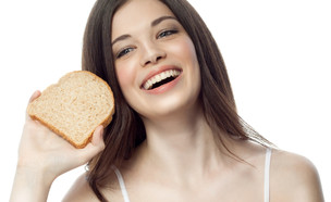 אישה ולחם (צילום: Shutterstock)
