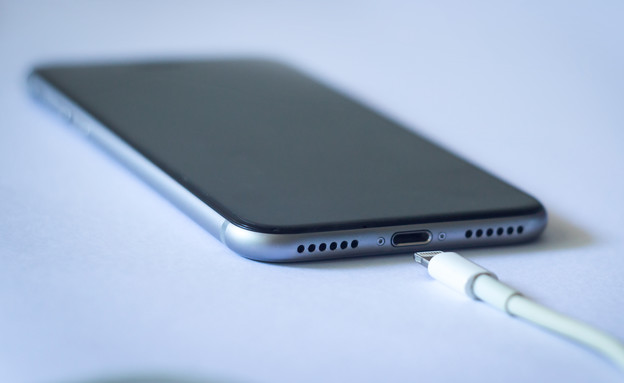 אייפון וכבל הטענה מסוג Lightning (צילום: Jacob_09, shutterstock)