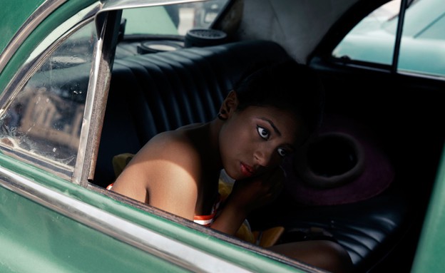 נערה מתכוננת במכונית אמריקאית קלאסית - הוואנה העתי (צילום: עודד וגנשטיין)