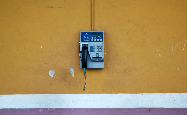 טלפון ציבורי בעיירה סנקטי ספירטוס  (צילום: עודד וגנשטיין)