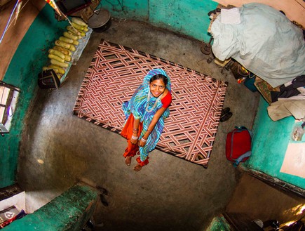 ROOM#348, ASHA, 17years old, Housewife, Bamansemilya, India (צילום: John Thackwray)