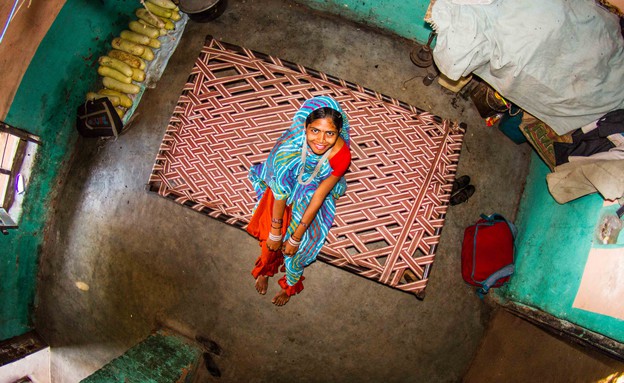 ROOM#348, ASHA, 17years old, Housewife, Bamansemilya, India (צילום: John Thackwray)