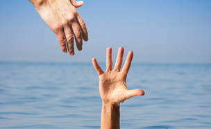 יד מושטת מצילה אדם טובע (אילוסטרציה: Shutterstock)