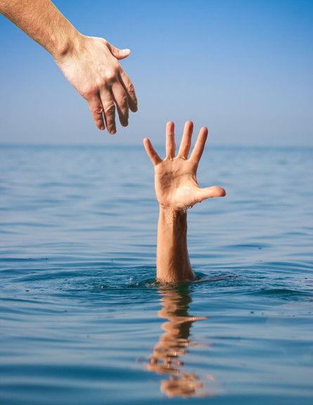 יד מושטת מצילה אדם טובע (אילוסטרציה: Shutterstock)