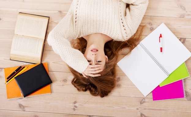 סטודנטית מתקשה בלימודים (צילום: Shutterstock)