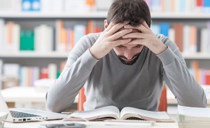 סטודנט מתקשה בלימודים (צילום: Shutterstock)